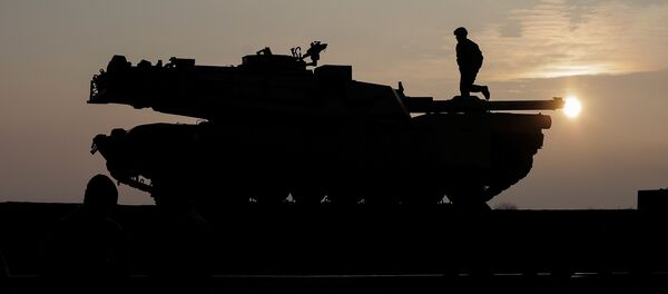 Soldat american lângă tancuri M1 Abrams, la Baza Aeriană Mihail Kogălniceanu Soldat american lângă tancuri M1 Abrams, la Baza Aeriană Mihail Kogălniceanu - Sputnik Moldova-România