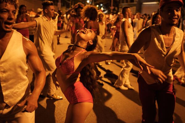 Участники школы самбы Estacio de Sa во время репетиции на улице Рио-де-Жанейро, Бразилия. - Sputnik Молдова