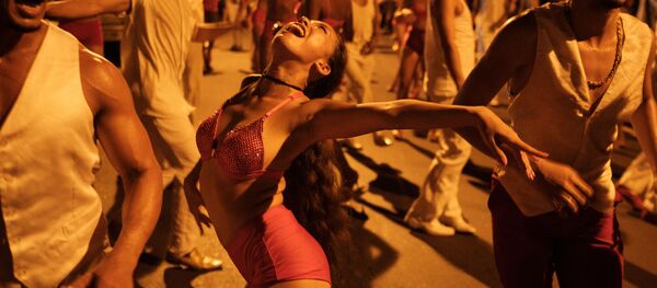 Участники школы самбы Estacio de Sa во время репетиции на улице Рио-де-Жанейро, Бразилия. - Sputnik Молдова