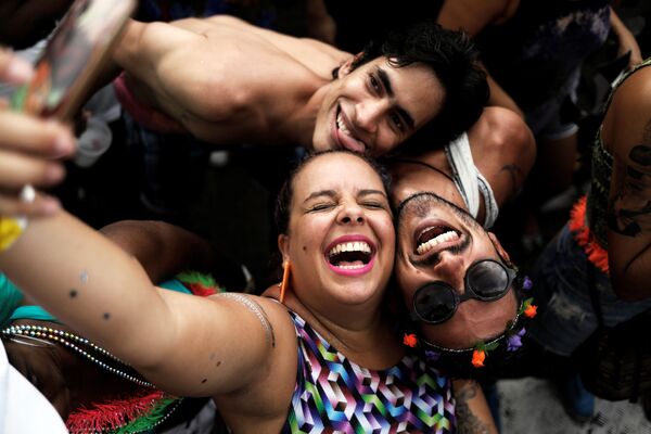 Селфи участников карнавала в Сан-Пауло, Бразилия. - Sputnik Молдова