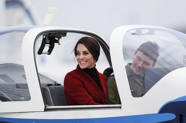 Герцогиня Кембриджская Кэтрин в кабине тренировочного самолета во время посещения базы Королевских ВВС Великобритании. - Sputnik Молдова