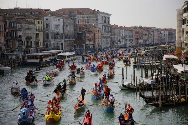 Участники маскарад-парада плывут по Гранд-каналу во время Венецианского карнавала. - Sputnik Молдова