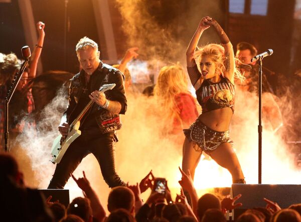 Группа Metallica и Леди Гага на 59-й ежегодной премии Грэмми в Лос-Анджелесе. - Sputnik Молдова