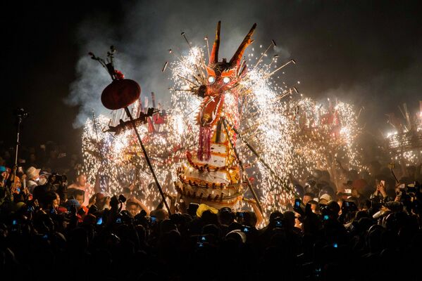 Дракон, сделанный из фонарей, фейерверков и хлопушек, на Фестивале фонарей в провинции Гуандун в Китае. - Sputnik Молдова