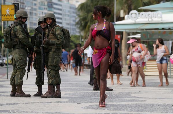 Бразильский морской патруль и девушка на пляже Копакабана перед карнавалом в Рио-де-Жанейро. - Sputnik Молдова