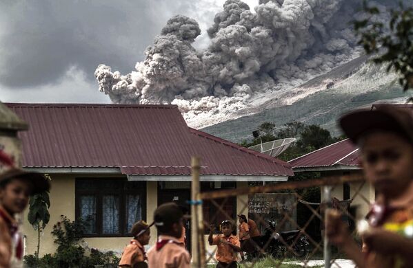 Извержение пепла вулканом Синабунг на Суматре. - Sputnik Молдова