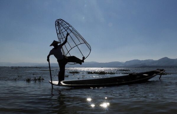 Рыбак на озере Инле в южной части штата Шан, Мьянма. - Sputnik Молдова