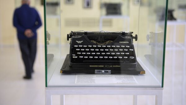 Mașină de scris veche expusă la un muzeu - Sputnik Moldova