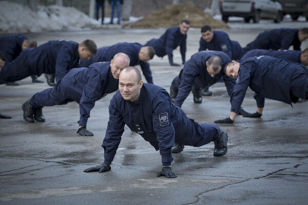 Сотрудники Погранполиции выполняют отжимания с энтузиазмом. - Sputnik Молдова