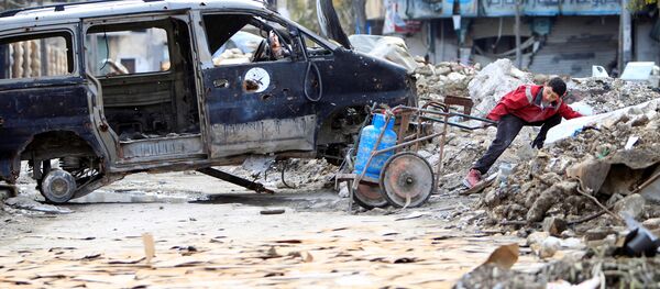 Мальчик с баллоном газа на разрушенной улице в Алеппо - Sputnik Moldova-România