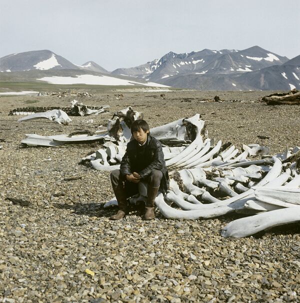 Чукотский мальчик у костей китов. 1982 год - Sputnik Молдова