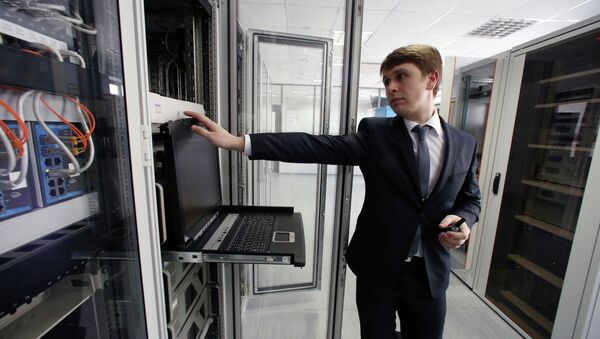 A technical support engineer working at the new air traffic control center in Kaliningrad's Khrabrovo Airport - Sputnik Moldova-România