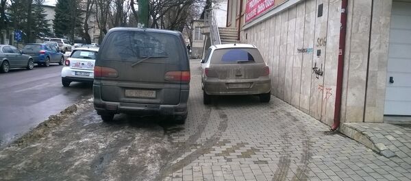 Парковка на тротуаре в Кишиневе - Sputnik Молдова