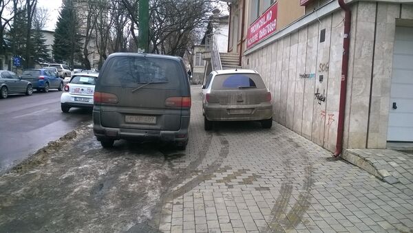 Парковка на тротуаре в Кишиневе - Sputnik Молдова