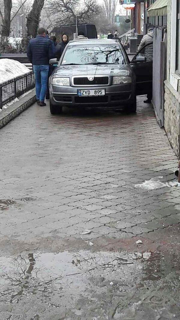 Автомобиль припаркован на тротуаре Автомобиль припаркован на тротуаре - Sputnik Молдова