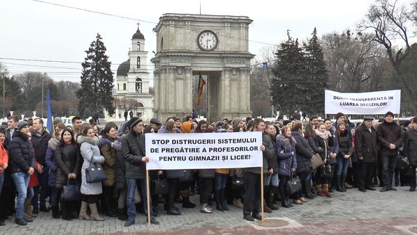 Студенты и преподаватели ВУЗов Молдовы пикетировали правительство - Sputnik Молдова