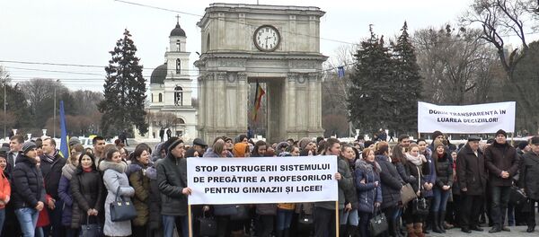 Студенты и преподаватели ВУЗов Молдовы пикетировали правительство - Sputnik Молдова