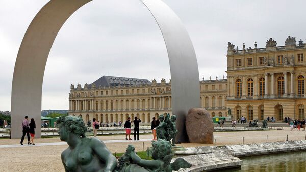 Visitors walking under The Arch of Versailles, a work of art by Korean artist Lee Ufan, displayed in the gardens of the Versailles Castle, west of Paris, France. - Sputnik Moldova-România