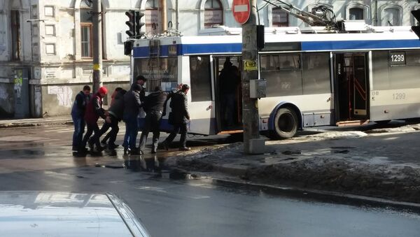 Пассажиры толкают троллейбус на пересечении улиц Букурешть-Бодони в Кишиневе - Sputnik Молдова