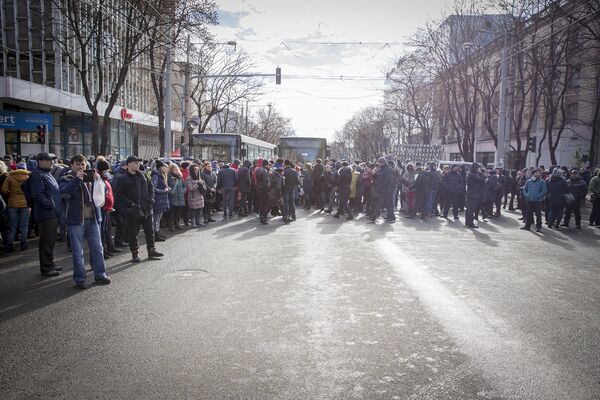 Protestatarii au blocat circulația pe bd. Ștefan cel Mare și Sfânt Protestatarii au blocat circulația pe bd. Ștefan cel Mare și Sfânt - Sputnik Moldova