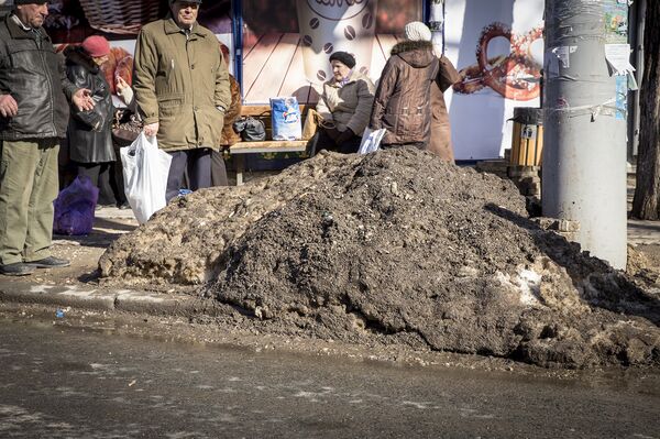 Грязь выедает город изнутри. Без слез смотреть на столичные улицы невозможно. Грязь выедает город изнутри. Без слез смотреть на столичные улицы невозможно. - Sputnik Молдова
