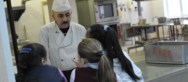 Архивное фото учеников в школьной столовой - Sputnik Молдова