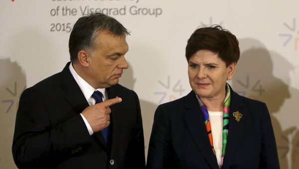 Hungary's Prime Minister Viktor Orban (L) points at Poland's Prime Minister Beata Szydlo during an extraordinary Visegrad Group summit aimed at resolving the migration crisis in Prague, Czech Republic, February 15, 2016. - Sputnik Moldova-România