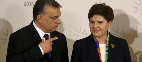 Hungary's Prime Minister Viktor Orban (L) points at Poland's Prime Minister Beata Szydlo during an extraordinary Visegrad Group summit aimed at resolving the migration crisis in Prague, Czech Republic, February 15, 2016. - Sputnik Moldova-România