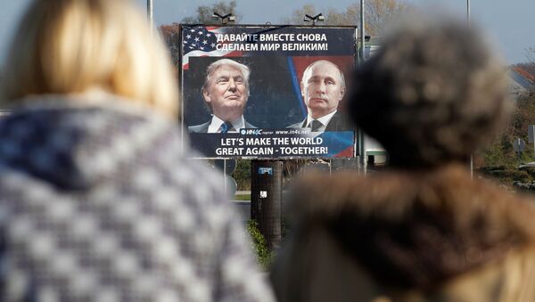 Panou care prezintă imagini cu presedintele ales Donald Trump și președintele rus, Vladimir Putin - Sputnik Moldova-România