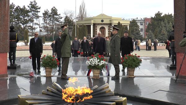 Цветы к Вечному огню – в Кишиневе отметили 23 февраля - Sputnik Молдова
