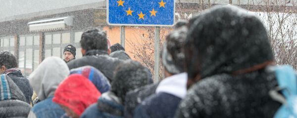 Migrants heading to Germany during a snow shower at the German-Austrian border near Wegscheid, Germany, Saturday Nov. 21, 2015 Migrants heading to Germany during a snow shower at the German-Austrian border near Wegscheid, Germany, Saturday Nov. 21, 2015 - Sputnik Moldova