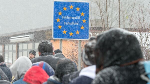 Migrants heading to Germany during a snow shower at the German-Austrian border near Wegscheid, Germany, Saturday Nov. 21, 2015 - Sputnik Moldova