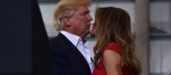Президент США Дональд Трамп с первой леди Соединенных Штатов Меланией Трамп после прибытия в Мельбурн, Флорида, где он выступил перед своими сторонниками - Sputnik Молдова