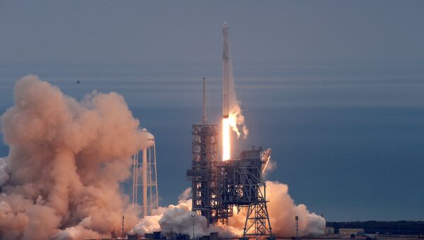 Ракета-носитель Falcon 9 с космическим кораблем Dragon стартовала с мыса Канаверал для доставки груза для МКС - Sputnik Молдова