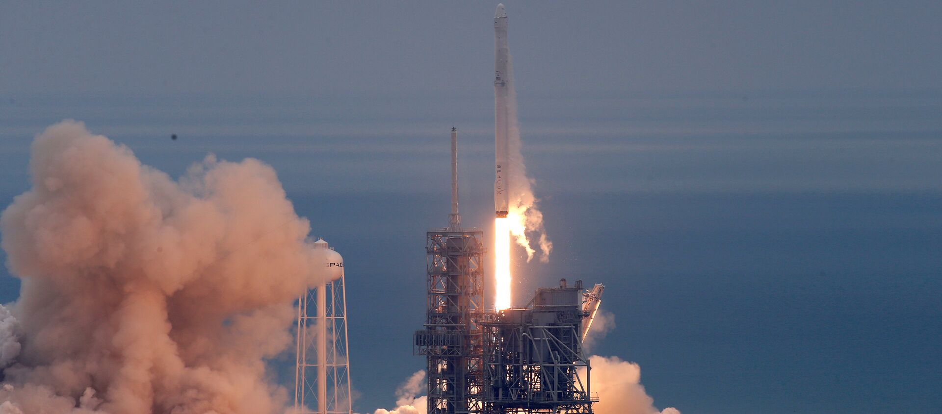 Ракета-носитель Falcon 9 с космическим кораблем Dragon стартовала с мыса Канаверал для доставки груза для МКС - Sputnik Молдова, 1920, 21.09.2020