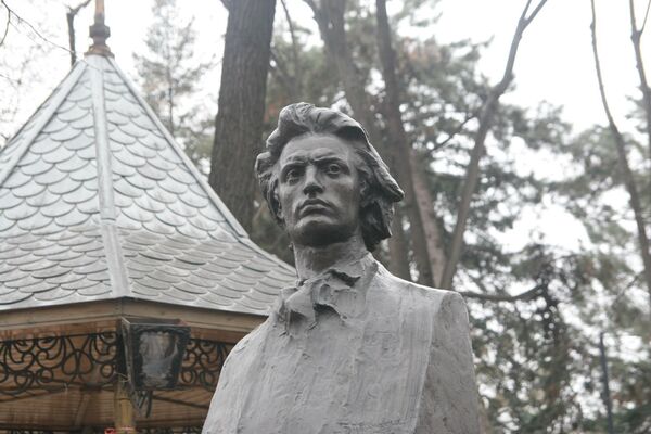 Bustul lui Mihai Eminescu de pe Aleea Clasicilor din Chișinău Bustul lui Mihai Eminescu de pe Aleea Clasicilor din Chișinău - Sputnik Молдова
