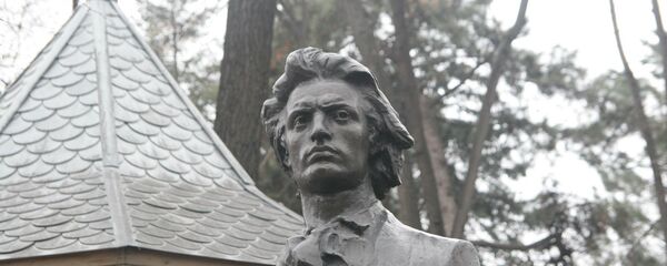 Bustul lui Mihai Eminescu de pe Aleea Clasicilor din Chișinău - Sputnik Moldova