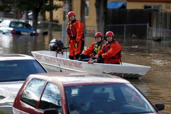 Спасатели осматривают транспортные средства, погруженные под воду. - Sputnik Молдова