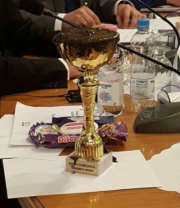 La ședința Consiliului Municipal Chișinău lui Chirtoacă i-a fost înmânat premiul „pentru cel mai insalubru și neîngrijit oraș La ședința Consiliului Municipal Chișinău lui Chirtoacă i-a fost înmânat premiul „pentru cel mai insalubru și neîngrijit oraș - Sputnik Moldova