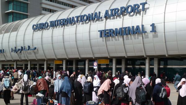 Foreigners crowd the entrance to Cairo's International Airport - Sputnik Moldova-România