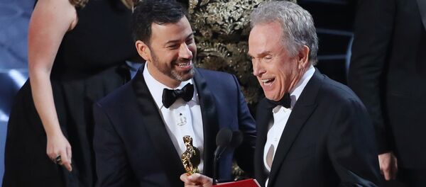 Джимми Киммел беседует с Уорреном Битти во время презентации Лучший фильм - Sputnik Молдова