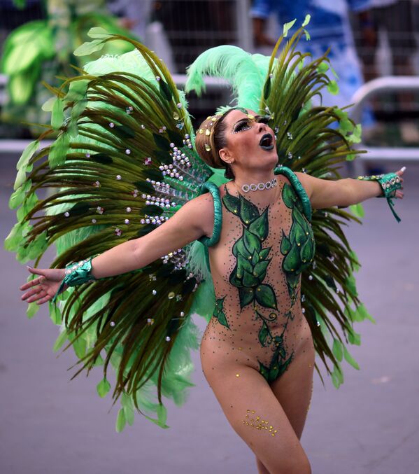 Carnavalul din Brazilia se desfășoară cu 40 de zile înainte de Paște. În imagine: o dansatoare de la școala de samba „Vai Vai” participă la carnavalul de la Sao Paulo. - Sputnik Moldova