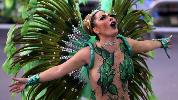 Carnavalul din Brazilia se desfășoară cu 40 de zile înainte de Paște. În imagine: o dansatoare de la școala de samba „Vai vai”. - Sputnik Moldova