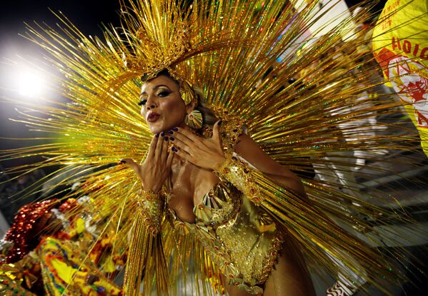 Cuvântul „carnaval” provine de la latinescul „Carne Vale” ceea ce înseamnă „Adio cărnii”. Evoluează artiștii școlii de samba „Tom Maoir”, Sao Paulo, Brazilia. - Sputnik Moldova