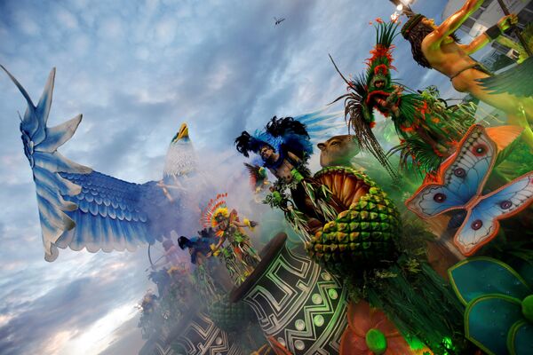 Carnavalul portughez, adus în Brazilia în sec. XVII, a fost influențat în sec. XIX de alte carnavaluri din țările europene: Franța și Italia. Anume atunci, măștile, costumere fantastice și astfel de personaje ca Rierrot, Colombina (Malvina) și Regele Momo (grăsunul vesel) au devenit parte a sărbătorii braziliene. - Sputnik Moldova