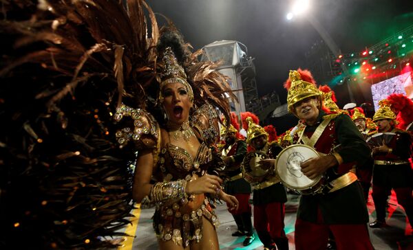 Din Rio, la începutul sec. XX tradiția paradelor școlilor de samba în cadrul carnavalului s-a răspândit și în alte orașe ale Braziliei și a prins rădăcini mai cu seamă la Sao Paulo. - Sputnik Moldova