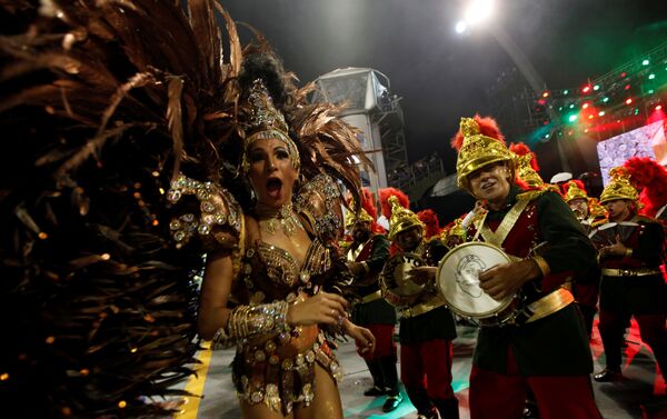 Выступление артистов школы самбо Mocidade Alegre во время карнавала в Сан-Паулу, Бразилия - Sputnik Молдова