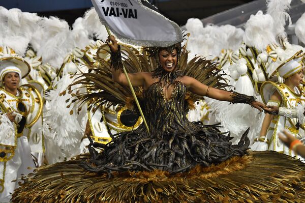 Astăzi, la carnavalul brazilian participă în fond nu amatorii, ci artiștii profesioniști. În imagine: o dansatoare a școlii de samba „Vai Vai” își demonstrează măiestria. - Sputnik Moldova