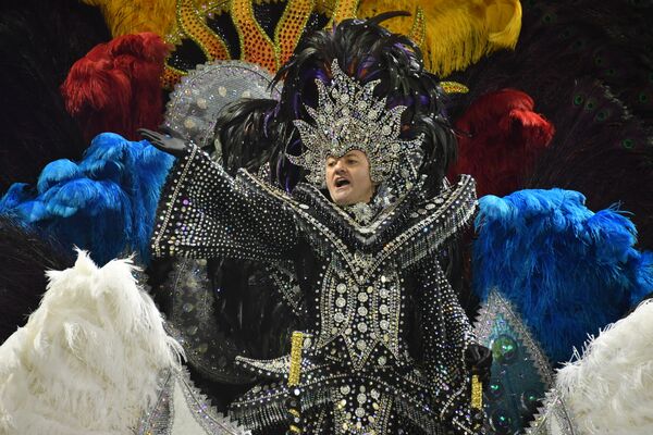 Printre participanții la carnavalul brazilian sunt mulți dansatori-bărbați. În imagine: un dansator care reprezintă școal de samba „Imperio da Casa Verde”. - Sputnik Moldova