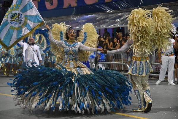 Современные черты нынешнему Бразильскому карнавалу были приданы в середине XIX века - благодаря усилиям высших классов бразильского общества. Празднику была придана организованность, так как до этого зачастую приходилось привлекать полицию для наведения порядка во время народных гуляний. C 50-х годов XIX века состоятельные горожане в Бразилии стали нанимать оркестры и танцоров, красочно одевались и начали устраивать парады - Sputnik Молдова